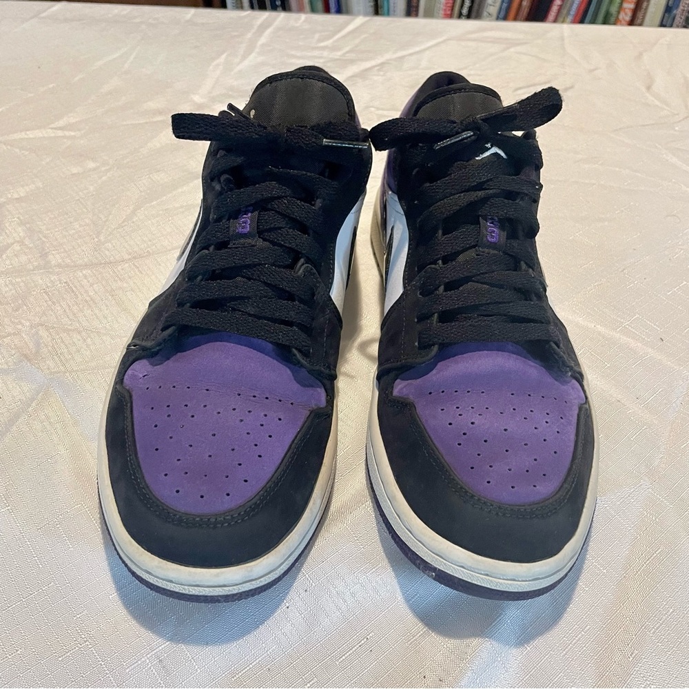 2019 Jordan 1 low in court purple! Good condition. Size 11 - Picture 3 of 4